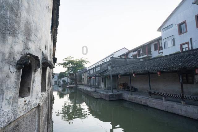 一样是降龙十八掌,乔峰使之天下无敌,而这位一出手就被杀